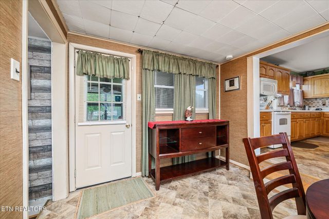 214 Omega St, Harriman, TN 37748