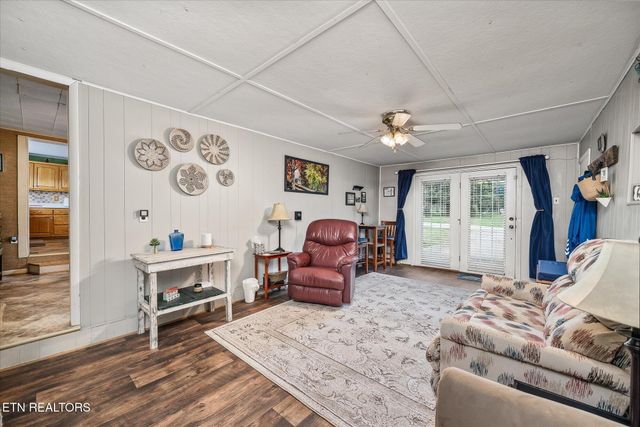 214 Omega St, Harriman, TN 37748