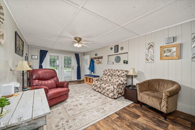 214 Omega St, Harriman, TN 37748