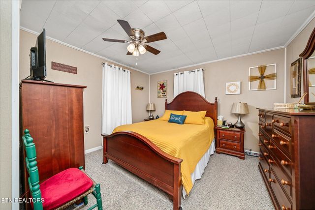 214 Omega St, Harriman, TN 37748