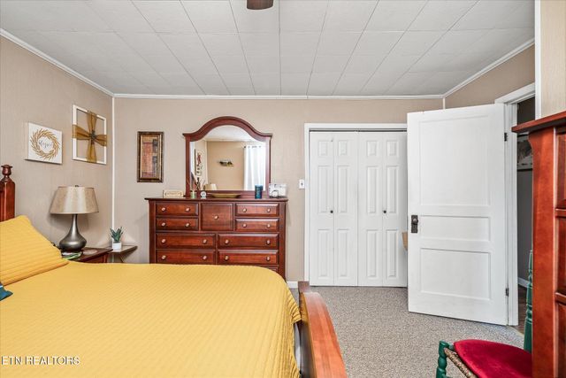 214 Omega St, Harriman, TN 37748