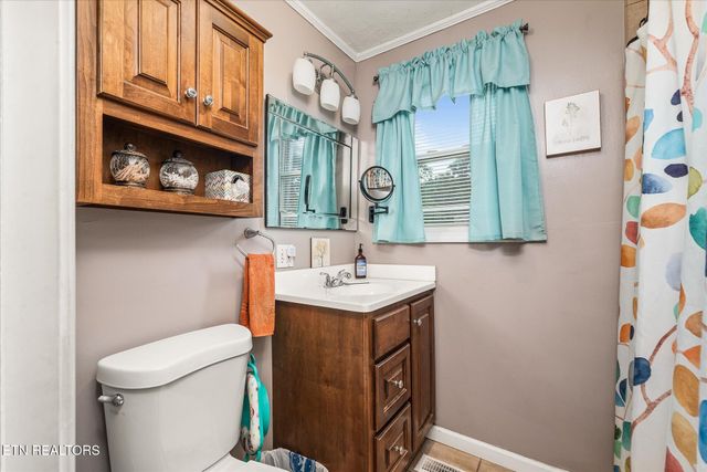 214 Omega St, Harriman, TN 37748