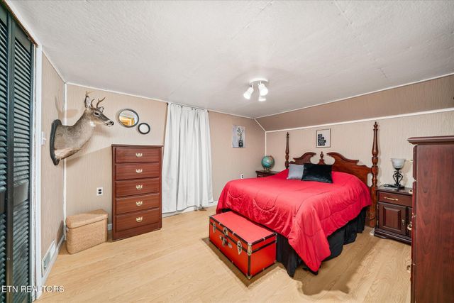 214 Omega St, Harriman, TN 37748