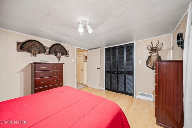 214 Omega St, Harriman, TN 37748