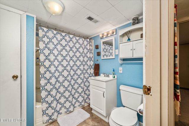 214 Omega St, Harriman, TN 37748