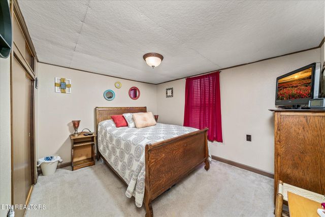 214 Omega St, Harriman, TN 37748