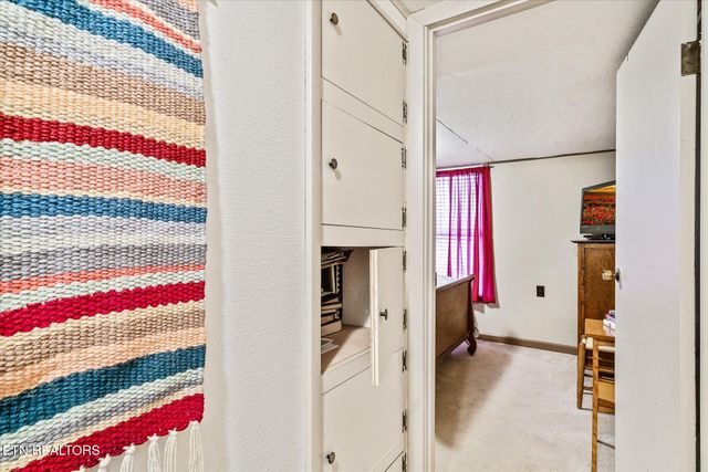 214 Omega St, Harriman, TN 37748