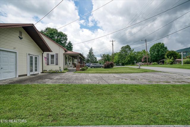 214 Omega St, Harriman, TN 37748
