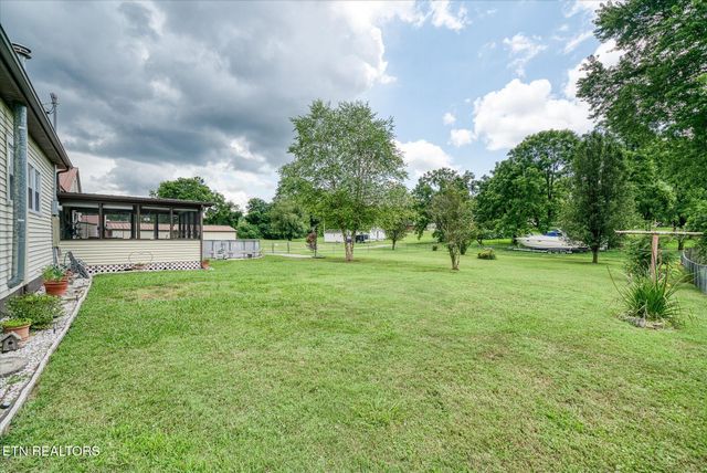 214 Omega St, Harriman, TN 37748