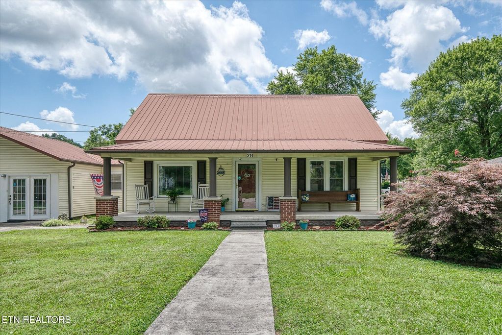 214 Omega St, Harriman, TN 37748