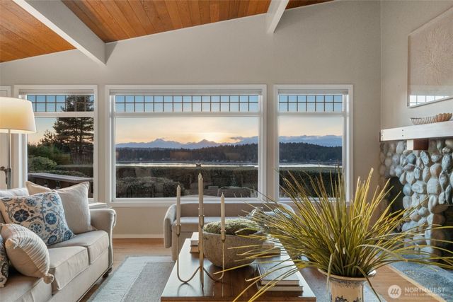 14735 Henderson Road NE, Bainbridge Island, WA 98110