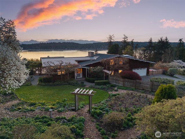 14735 Henderson Road NE, Bainbridge Island, WA 98110