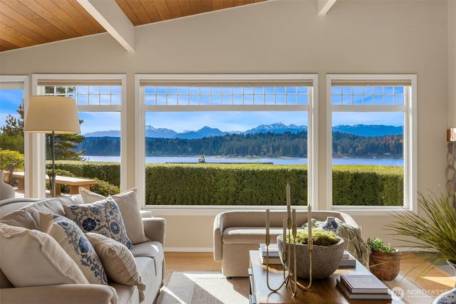 14735 Henderson Road NE, Bainbridge Island, WA 98110