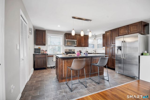 45 Ridgewood Avenue, Waterford, CT 06385