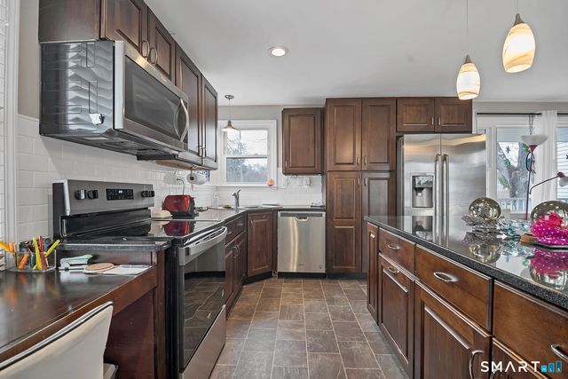 45 Ridgewood Avenue, Waterford, CT 06385