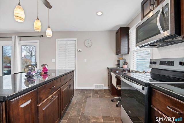 45 Ridgewood Avenue, Waterford, CT 06385