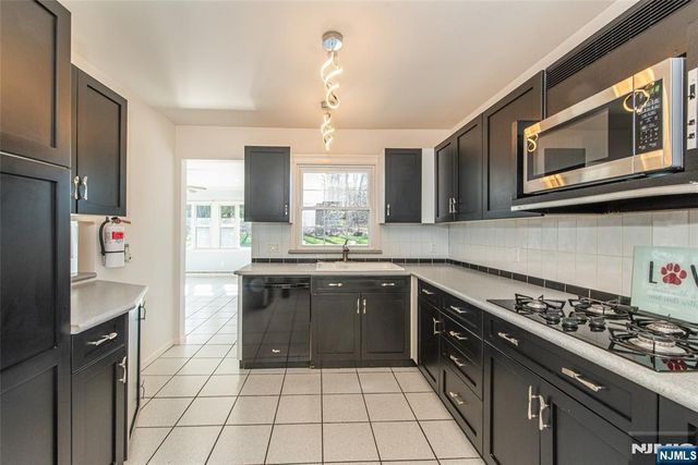 27 Viewpoint Road, Wayne, NJ 07470