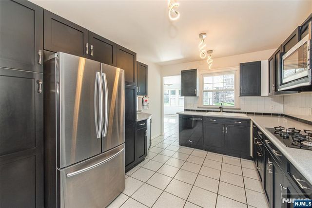 27 Viewpoint Road, Wayne, NJ 07470