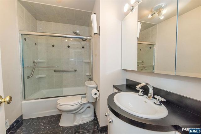 27 Viewpoint Road, Wayne, NJ 07470