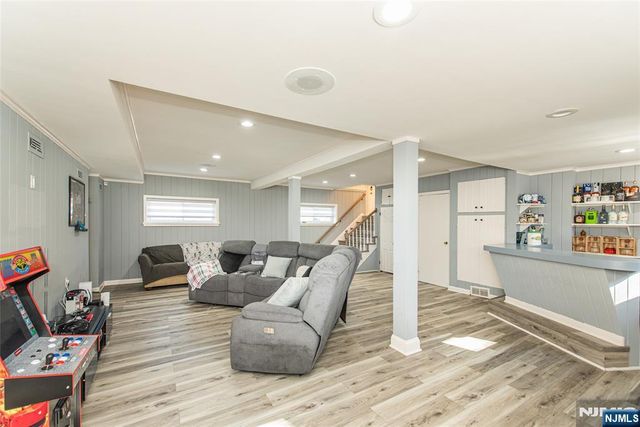 27 Viewpoint Road, Wayne, NJ 07470