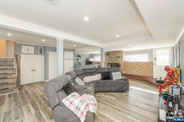 27 Viewpoint Road, Wayne, NJ 07470