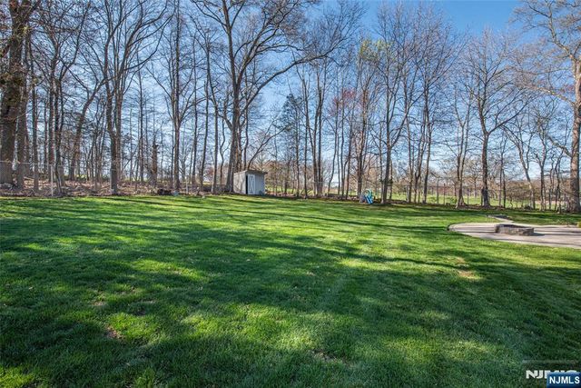 27 Viewpoint Road, Wayne, NJ 07470