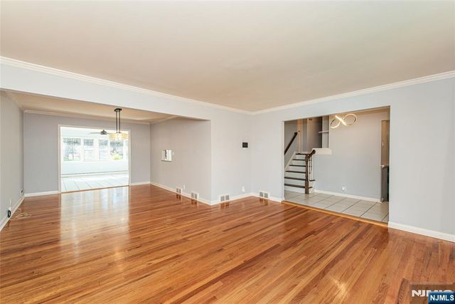 27 Viewpoint Road, Wayne, NJ 07470