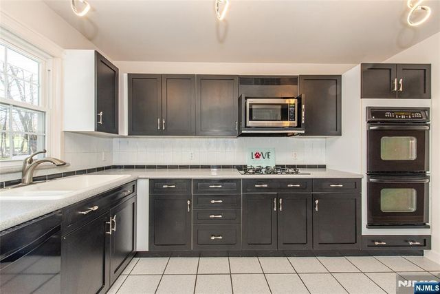27 Viewpoint Road, Wayne, NJ 07470