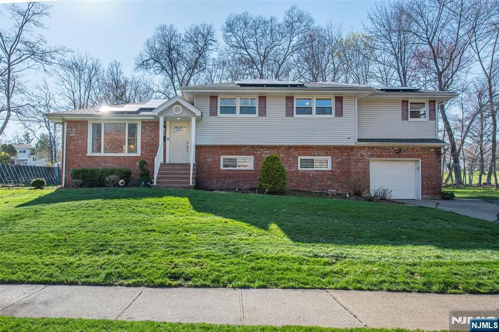 27 Viewpoint Road, Wayne, NJ 07470