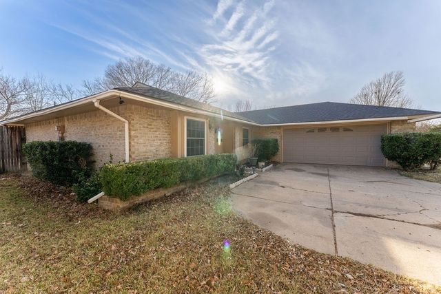 421 W Springdale Lane, Grand Prairie, TX 75052
