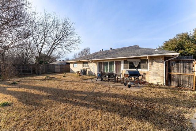421 W Springdale Lane, Grand Prairie, TX 75052
