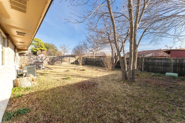 421 W Springdale Lane, Grand Prairie, TX 75052