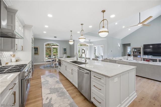 11565 Robin Wood Lane, Chagrin Falls, OH 44023