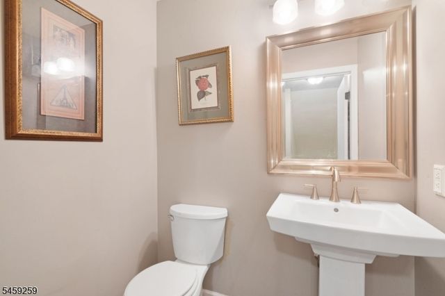72 Whisper Way E, Roxbury Twp., NJ 07852