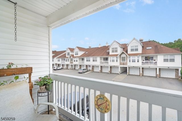 72 Whisper Way E, Roxbury Twp., NJ 07852
