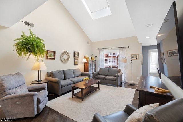 72 Whisper Way E, Roxbury Twp., NJ 07852