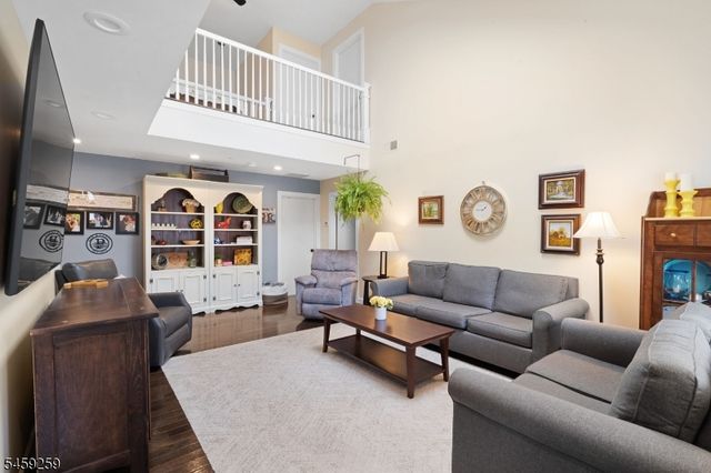 72 Whisper Way E, Roxbury Twp., NJ 07852