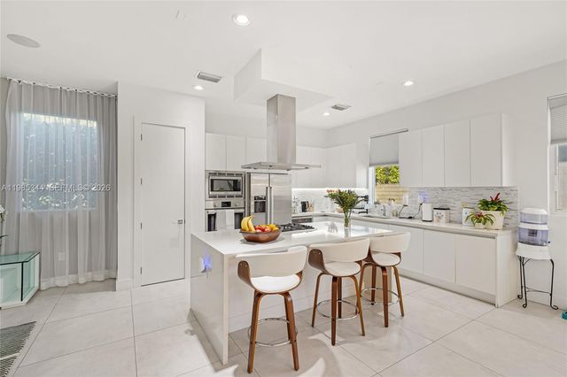 7515 NW 99th Ave, Doral, FL 33178