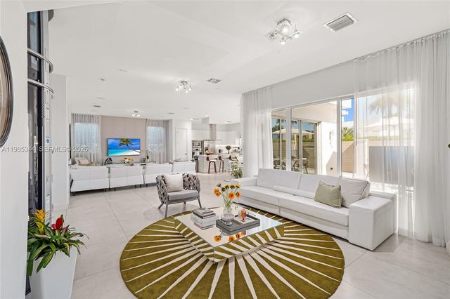 7515 NW 99th Ave, Doral, FL 33178