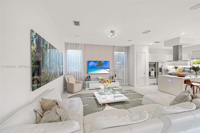 7515 NW 99th Ave, Doral, FL 33178