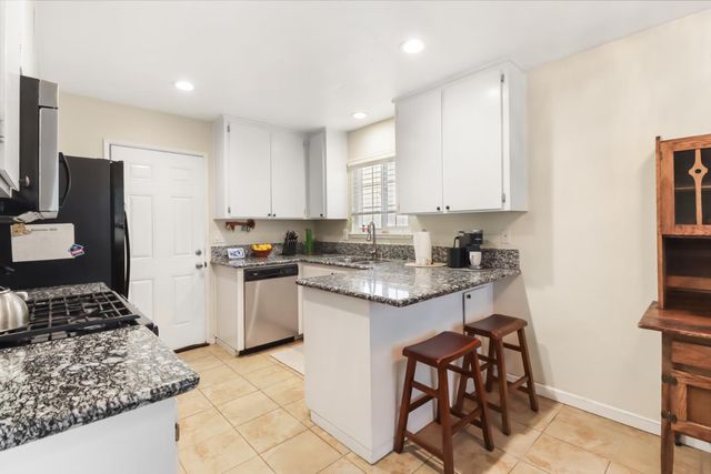 7414 Sun Point Ln, Sacramento, CA 95828