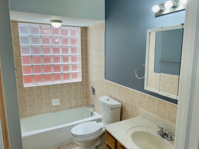 1918 S LOUIE Parkway, Chicago, IL 60616