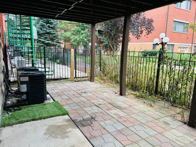 1918 S LOUIE Parkway, Chicago, IL 60616