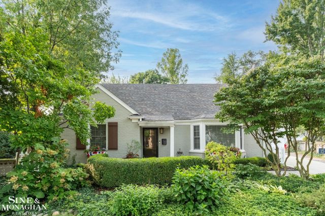 1575 FORD Court, Grosse Pointe Woods, MI 48236