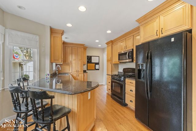 1575 FORD Court, Grosse Pointe Woods, MI 48236