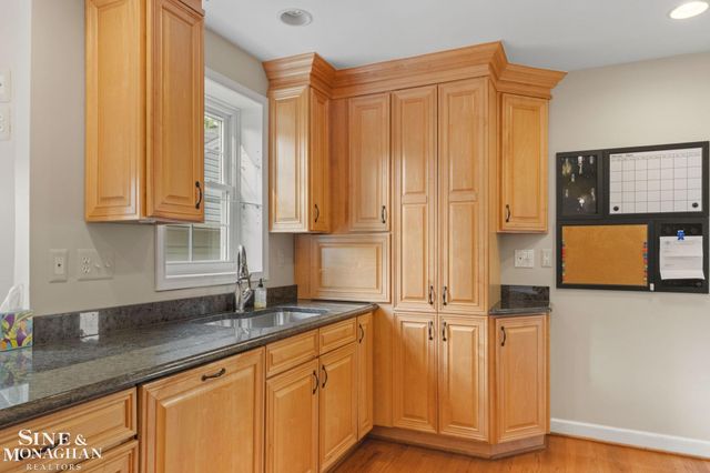 1575 FORD Court, Grosse Pointe Woods, MI 48236