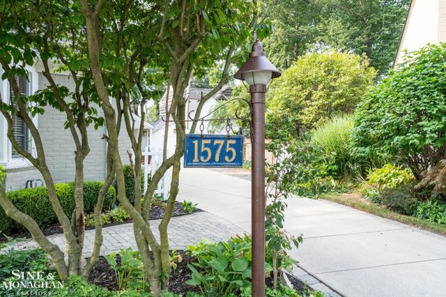 1575 FORD Court, Grosse Pointe Woods, MI 48236