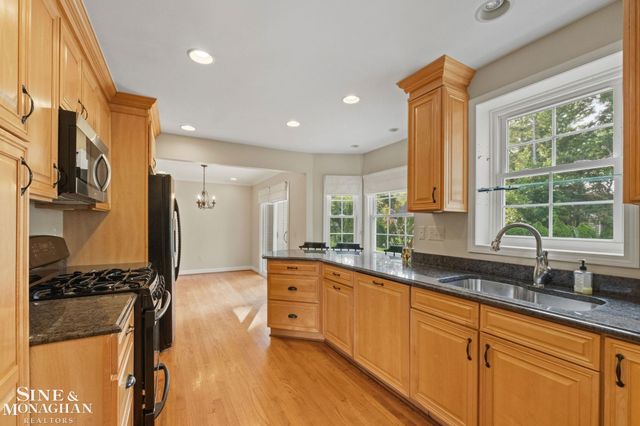 1575 FORD Court, Grosse Pointe Woods, MI 48236