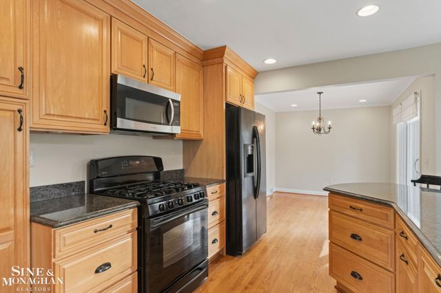 1575 FORD Court, Grosse Pointe Woods, MI 48236