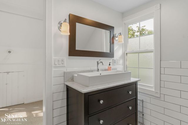 1575 FORD Court, Grosse Pointe Woods, MI 48236